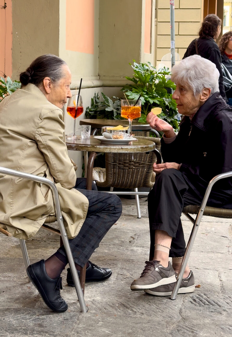 two nonne enjoying an aperitivo in Florence