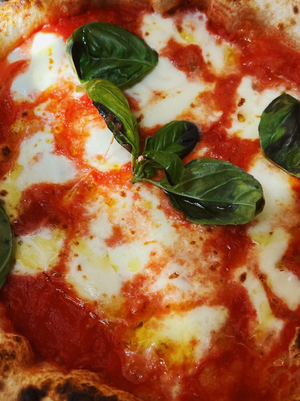 an image of a pizza margherita
