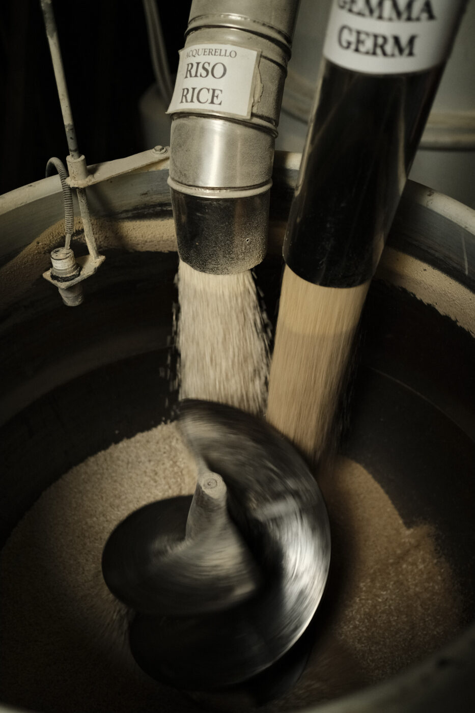 an image of rice and germ being combined at a factory in vercelli