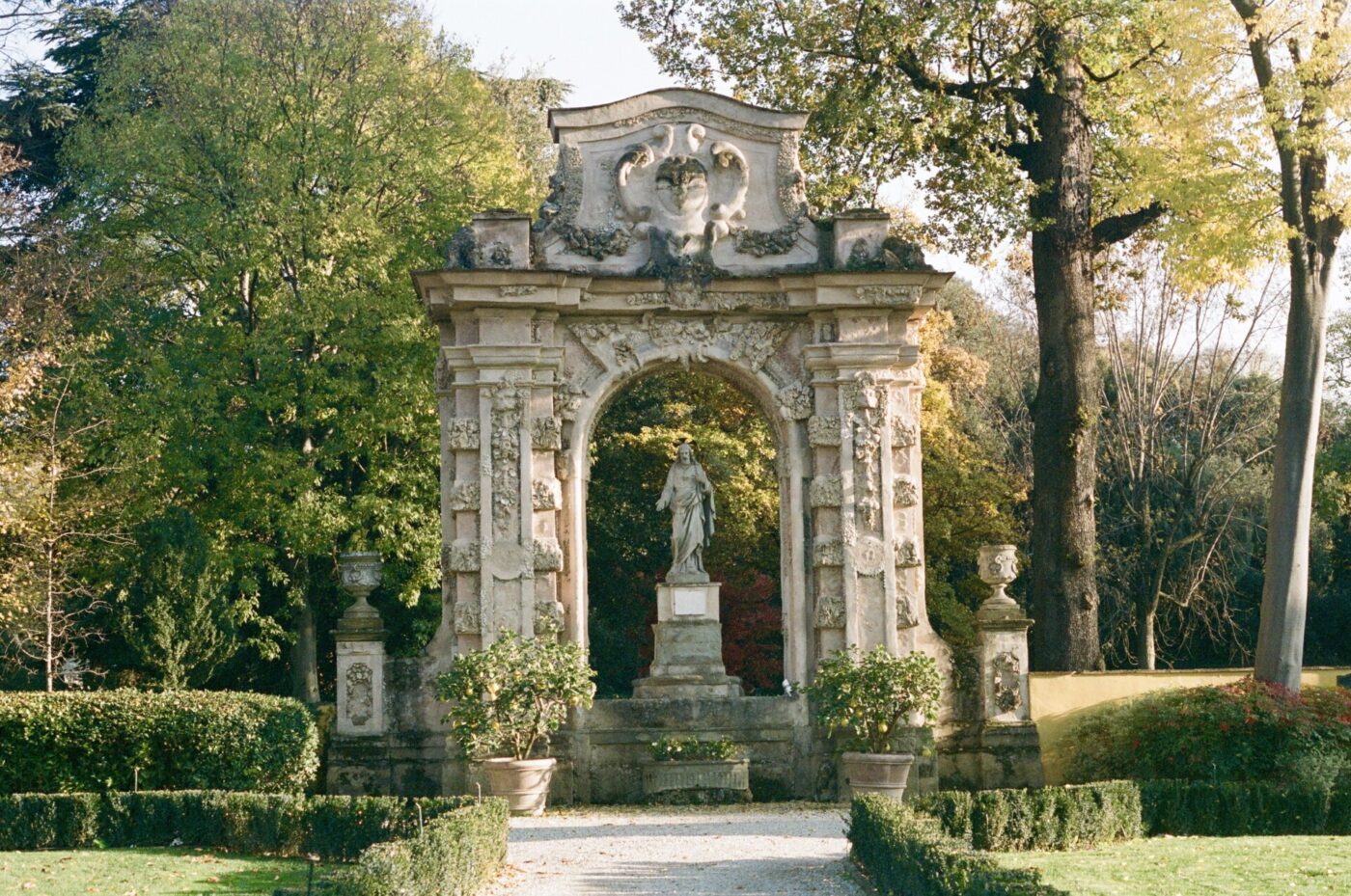the statues in the garden at four seasons hotel firenze
