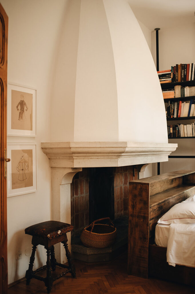 the fireplace in one of the rooms of Borgo Del Balsamico