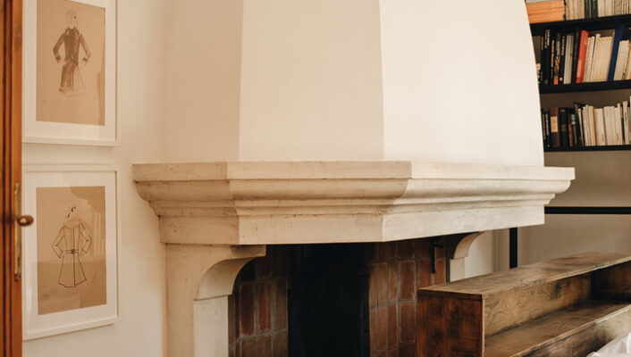 the fireplace in one of the rooms of Borgo Del Balsamico