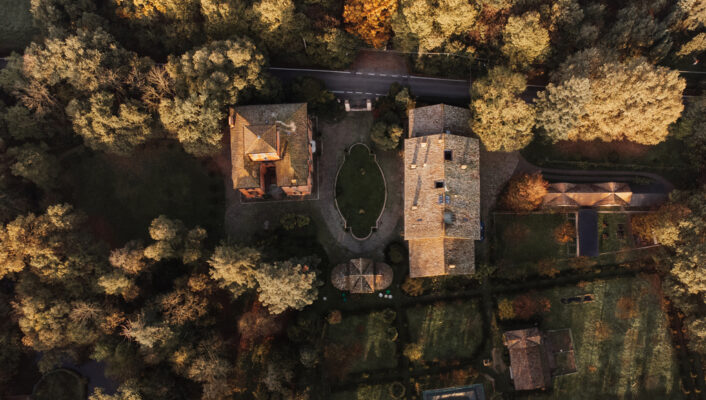 an overhead image of the pool and grounds of Borgo Del Balsamico