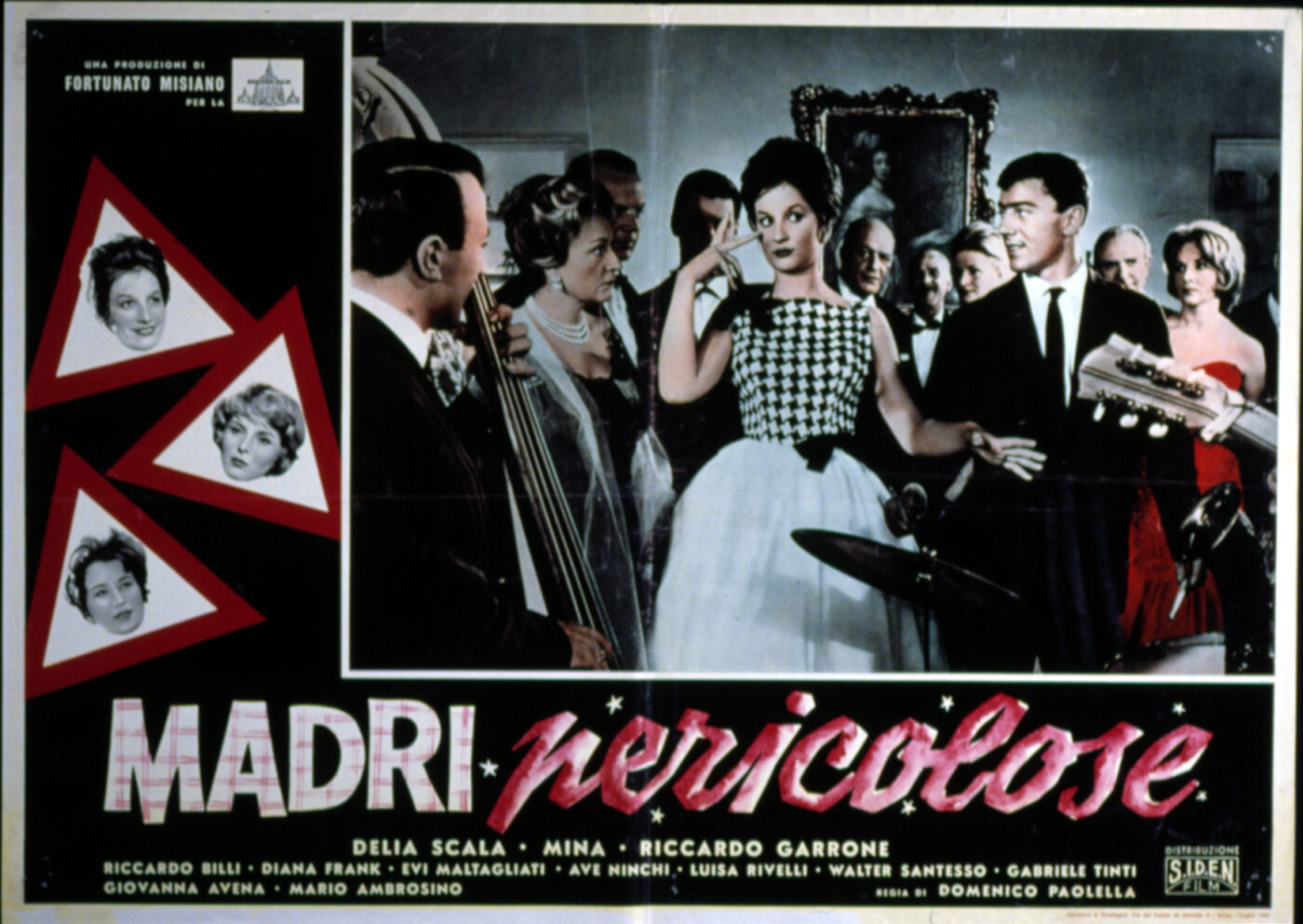 Madri pericolose - Un poster del film depoca per Madri pericolose che mostra una scena in bianco e nero con persone elegantemente vestite a una festa. Una donna sembra sorpresa mentre altre sembrano impegnate. Tre immagini di donne inserite sono sulla sinistra, su uno sfondo rosso.