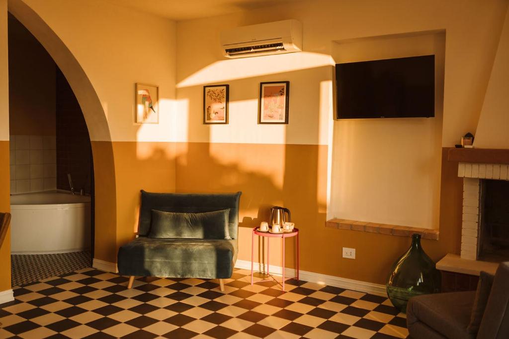 one of the rooms with checkered flooring at Casa Mavàl masseria in molise