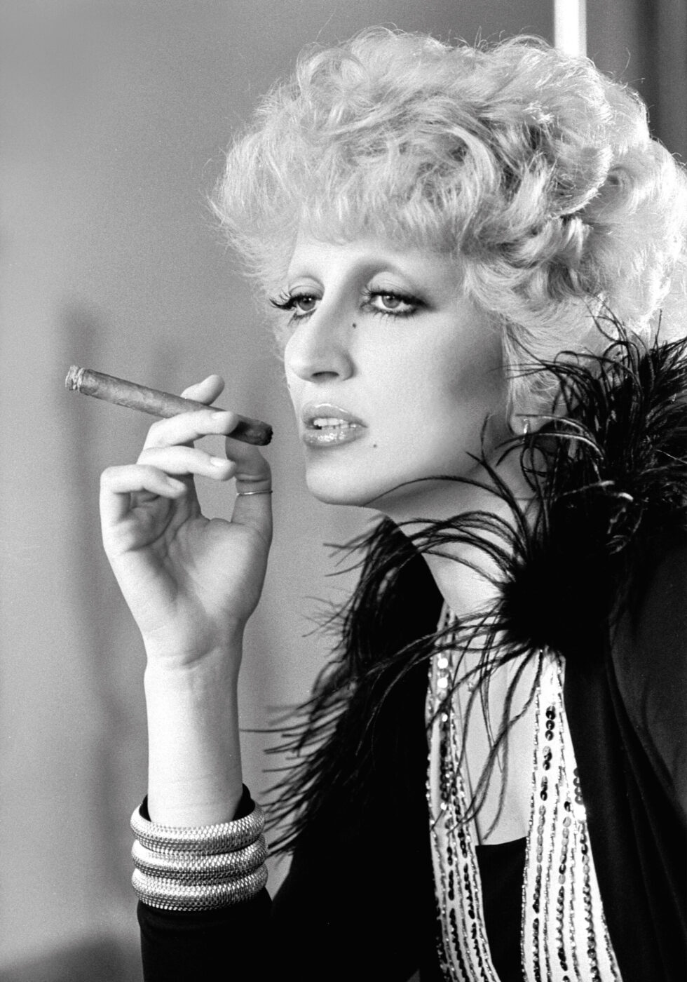 Effortlessly iconic — Mina holding a cigar, gazing off-camera with a short blonde cut, hinting at her future Milleluci style