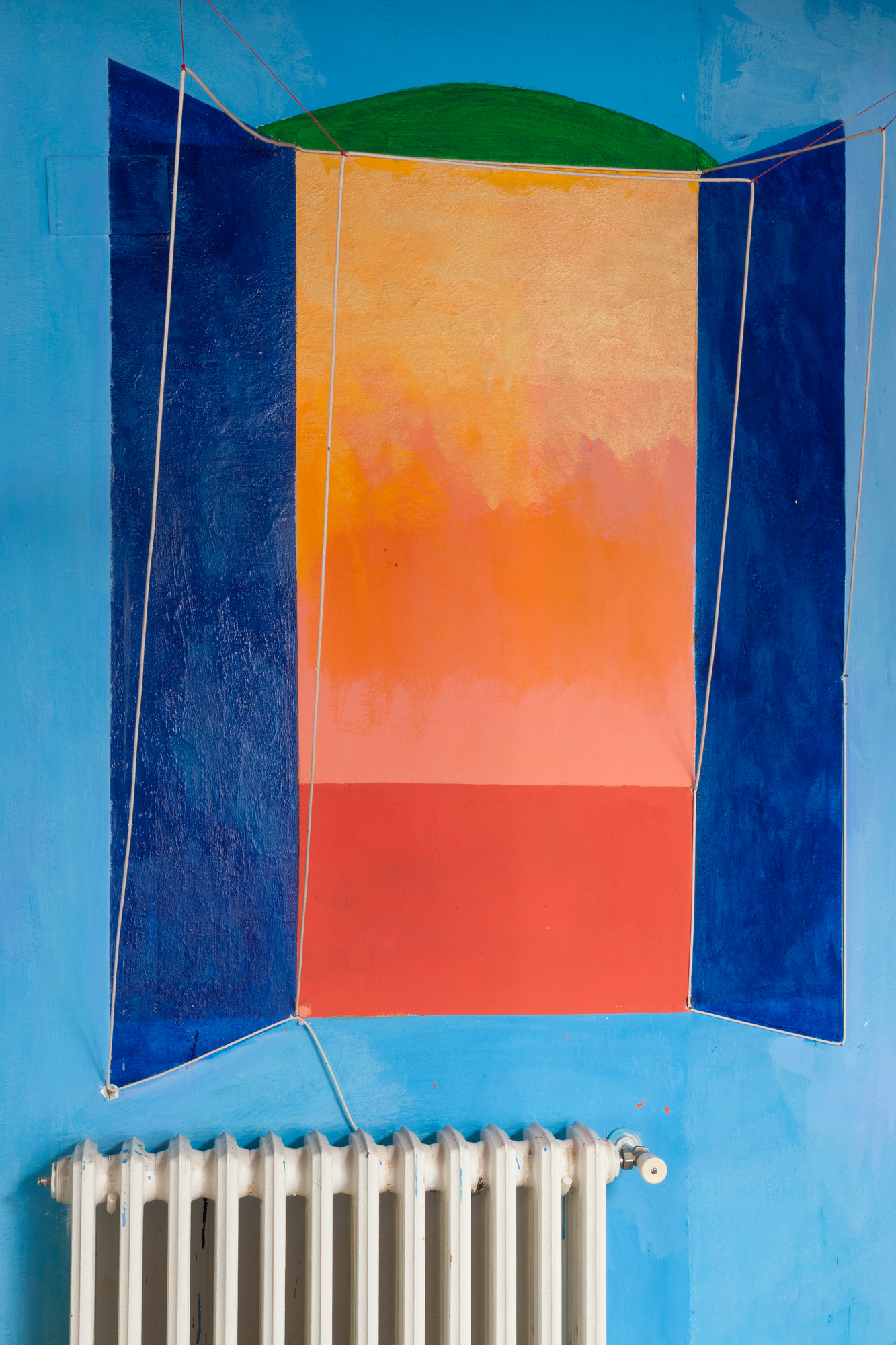 Dipinto di una finestra aperta con persiane blu su una parete blu. All'interno, la scena passa dal verde in alto a sfumature di arancione e rosso. Un radiatore bianco è visibile sotto.