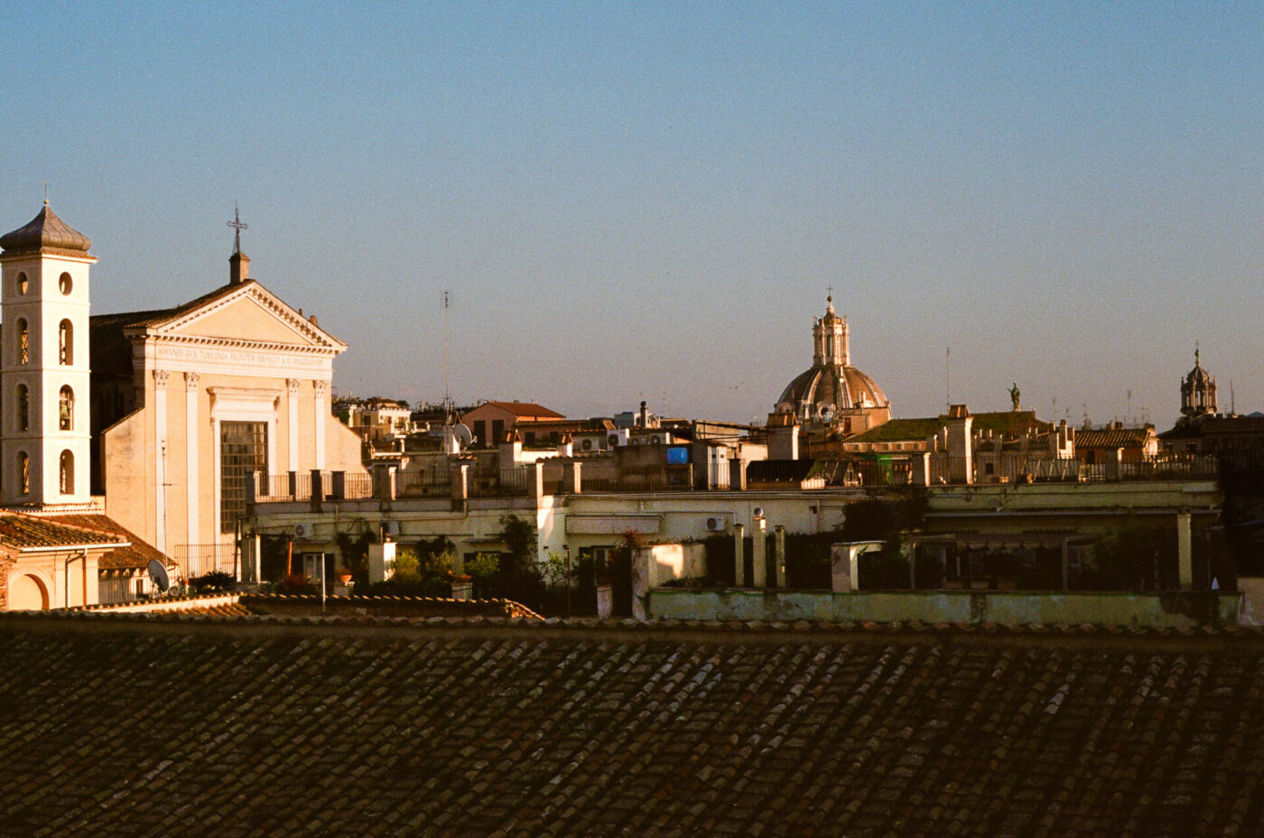 Vista panoramica di un paesaggio urbano al tramonto - Vista panoramica di un paesaggio urbano al tramonto, con edifici storici con cupole e architettura classica sotto un cielo azzurro e limpido.