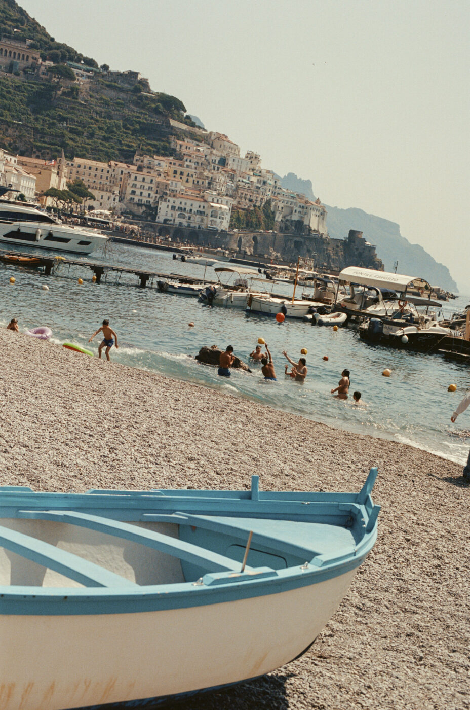 Sembra che si voglia generare un testo alt per un'immagine con un titolo associato, seguendo il formato indicato. Tuttavia, non si è ancora fornito il titolo effettivo dell'immagine. Se il titolo dell'immagine è "Seaside Serenity", il testo alt sarà: Seaside Serenity - Una barca di legno bianca e blu poggia su una spiaggia di ciottoli, con persone che nuotano e giocano in mare. Le barche sono ancorate nell'acqua e sullo sfondo sorge una città collinare con edifici bianchi. Se fornite un titolo di immagine diverso, posso adattarlo di conseguenza!.