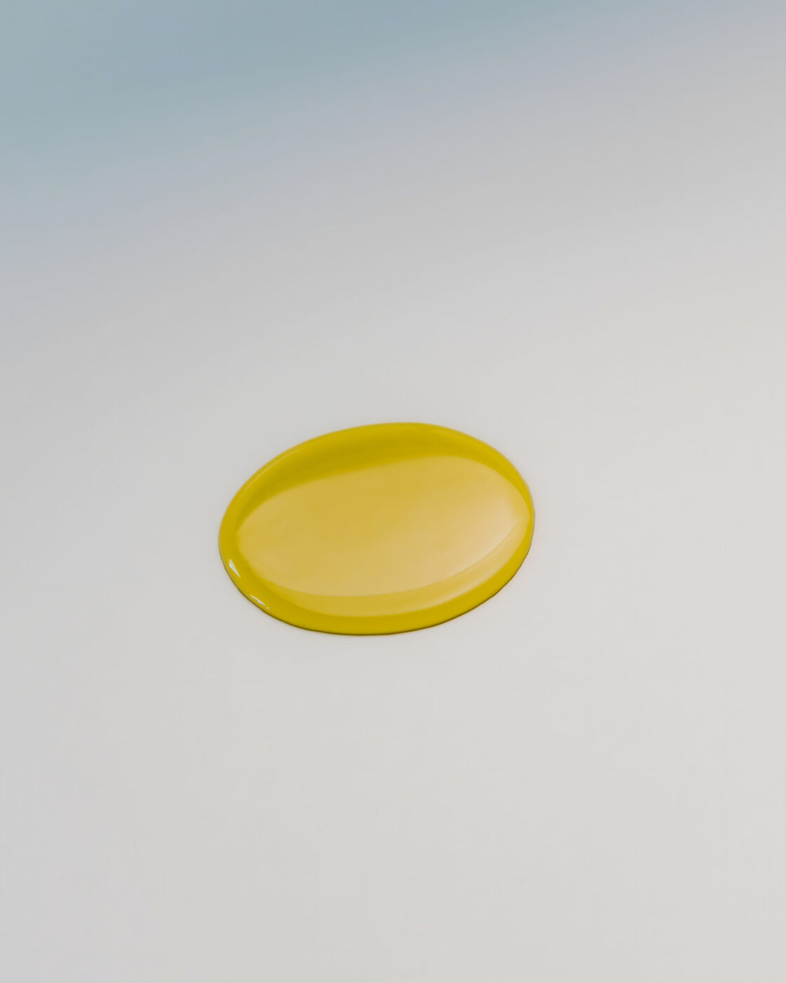 Non è stato fornito alcun titolo per l'immagine. Testo alternativo: Una piccola pozza di liquido giallo su una superficie liscia e chiara, fotografata dall'alto con uno sfondo sfumato.
