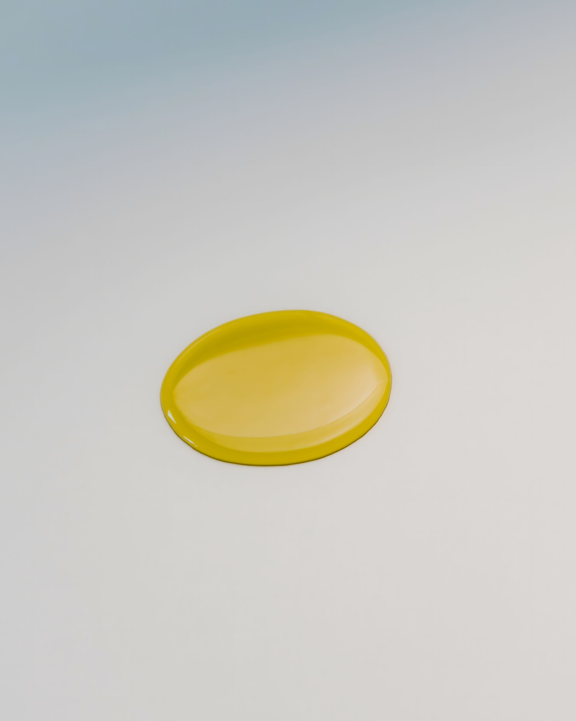 Non è stato fornito alcun titolo per l'immagine. Testo alternativo: Una piccola pozza di liquido giallo su una superficie liscia e chiara, fotografata dall'alto con uno sfondo sfumato.