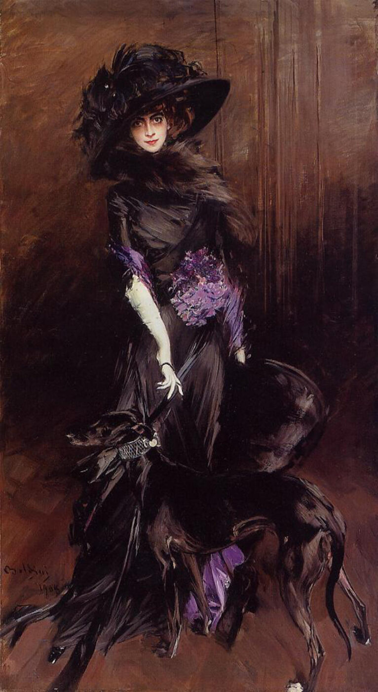 [Titolo immagine] - Una donna in un lungo ed elegante abito nero con accenti viola e un grande cappello piumato sta in piedi tenendo al guinzaglio un cane nero. Guarda in avanti con un'espressione composta su uno sfondo dipinto di marrone.