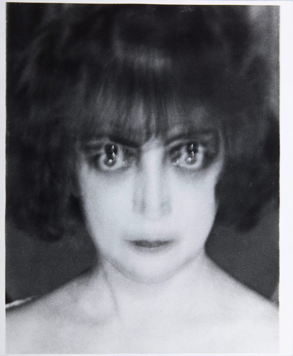 Certamente! Ecco come dovrebbe essere formattato il testo alt in base alle vostre istruzioni: Se l'immagine ha un titolo (diciamo che il titolo dell'immagine è "Double Vision"), il testo alt sarà: Double Vision - Un ritratto sfocato in bianco e nero di una persona con i capelli lunghi fino alle spalle. L'immagine è distorta e mostra due serie di occhi e labbra, creando un effetto surreale e spettrale. Se non è presente un titolo dell'immagine: Ritratto sfocato in bianco e nero di una persona con i capelli lunghi fino alle spalle. L'immagine è distorta e mostra due serie di occhi e labbra, creando un effetto surreale e spettrale. Fatemi sapere se volete che generi altri esempi o che vi chiarisca qualcosa di più!.