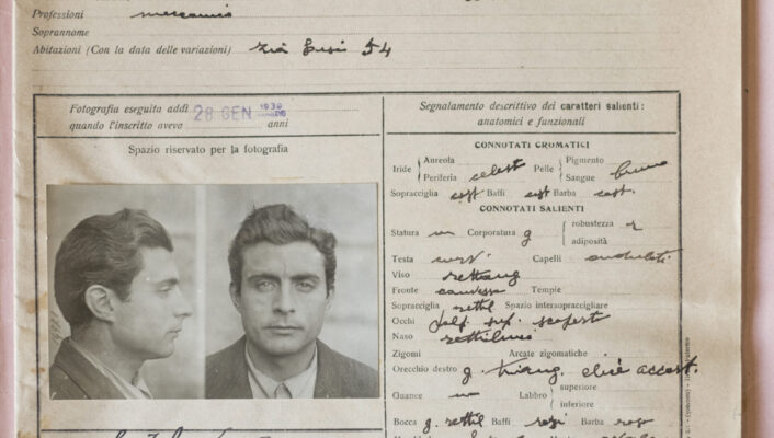 Registro di polizia italiano d'epoca con note manoscritte, foto di profilo e frontale, firme e impronte digitali a inchiostro in calce.