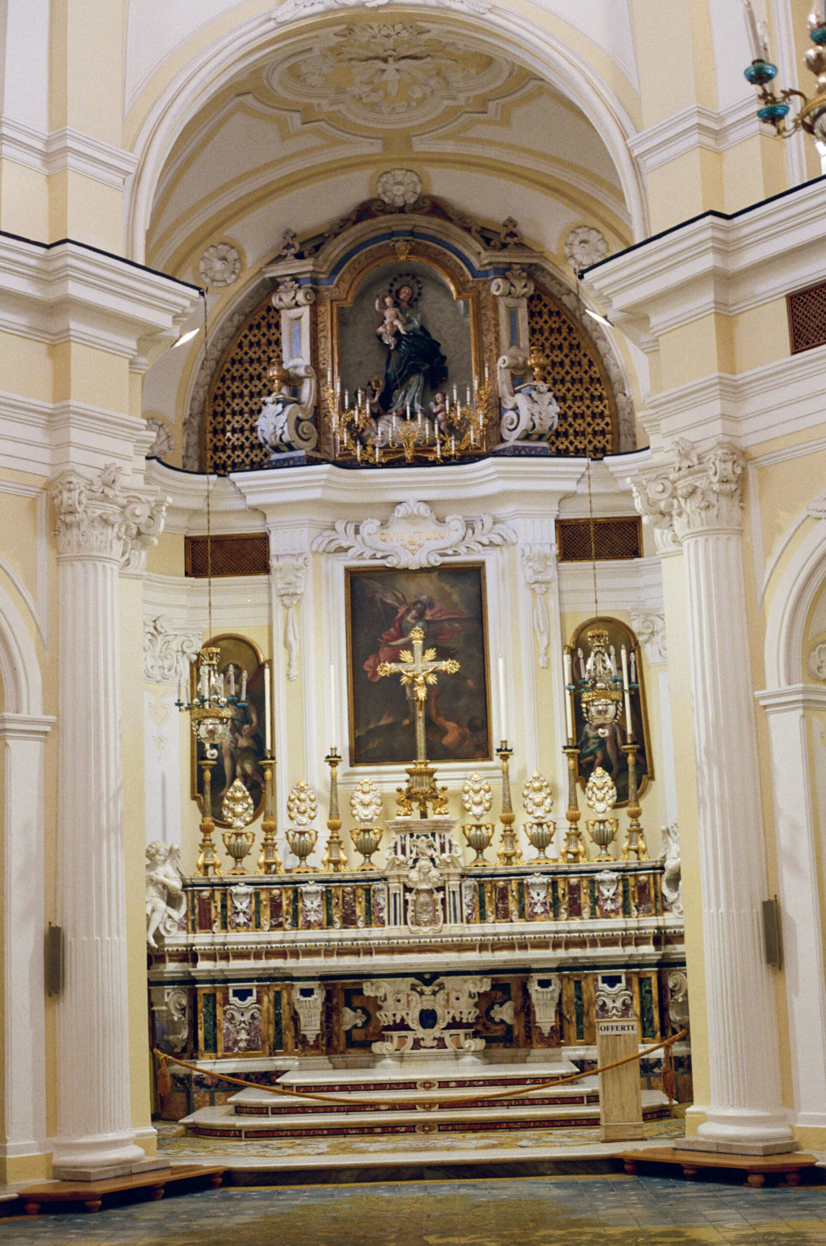 Altare barocco - Colonne ornate, statue religiose, dettagli dorati, crocifisso centrale e dipinti vivaci coronano il sontuoso altare.