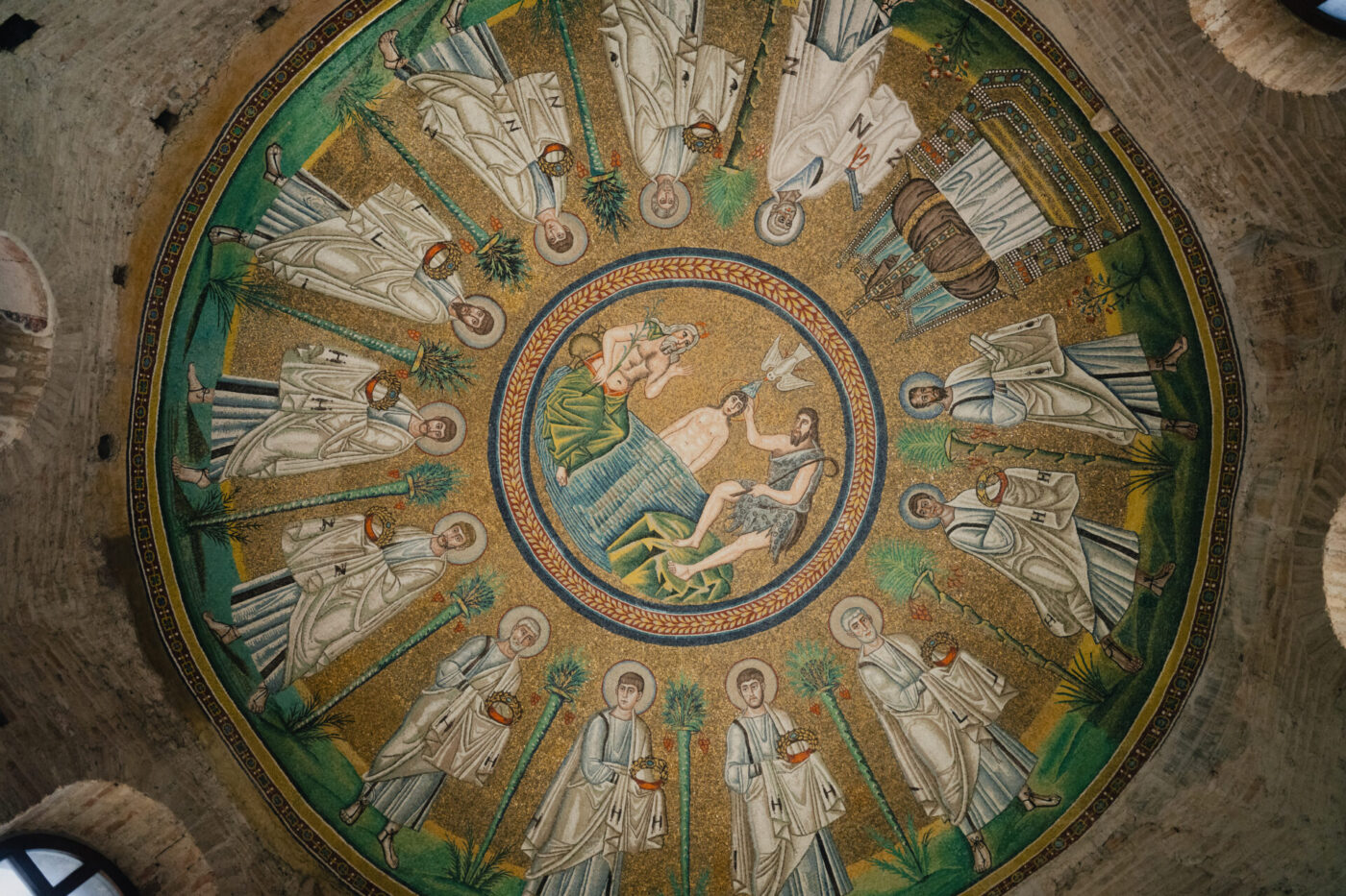 Un soffitto circolare a mosaico raffigurante il battesimo di Gesù, circondato da santi in abiti bianchi, su uno sfondo dorato con dettagli intricati.